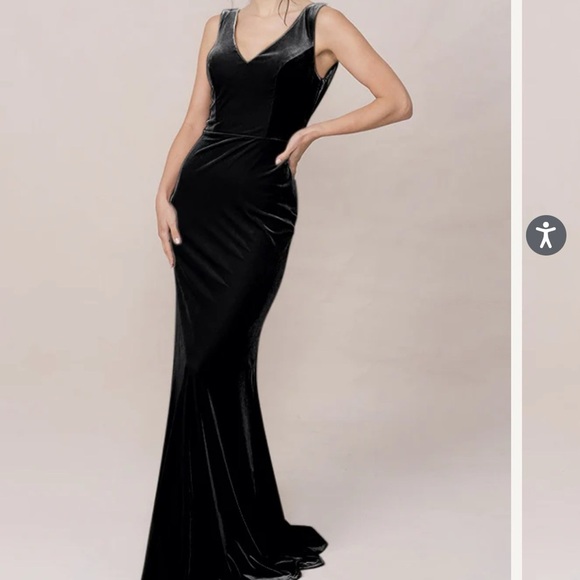 Elegant Black Sleeveless Dress - Picture 6 of 6